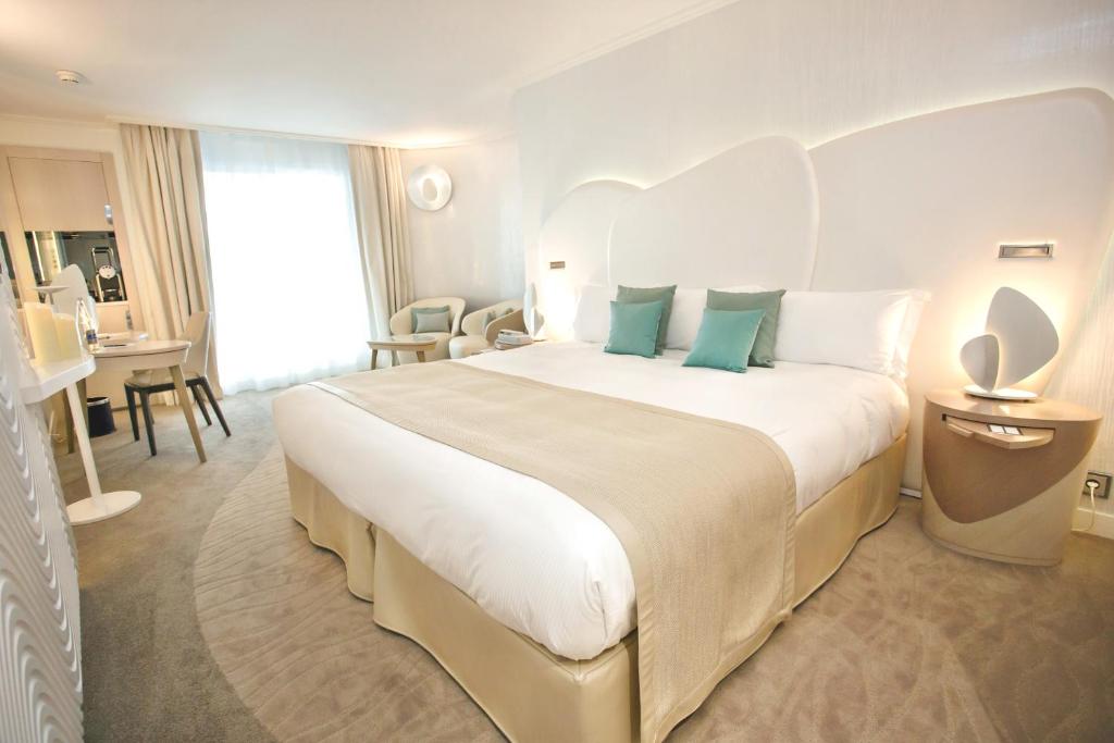 Postel nebo postele na pokoji v ubytování Miramar La Cigale Hotel Thalasso & Spa