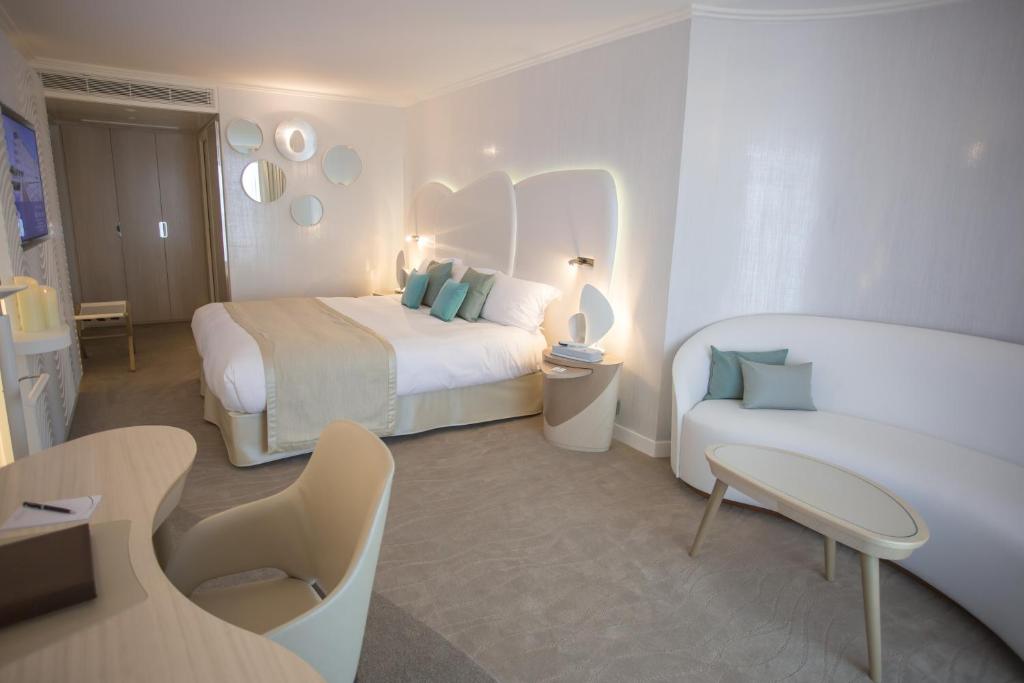Postel nebo postele na pokoji v ubytování Miramar La Cigale Hotel Thalasso & Spa