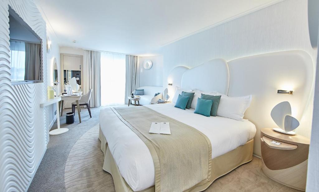 Postel nebo postele na pokoji v ubytování Miramar La Cigale Hotel Thalasso & Spa