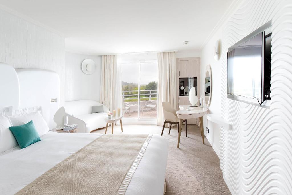 Postel nebo postele na pokoji v ubytování Miramar La Cigale Hotel Thalasso & Spa