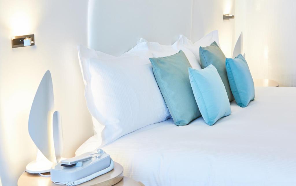 Postel nebo postele na pokoji v ubytování Miramar La Cigale Hotel Thalasso & Spa
