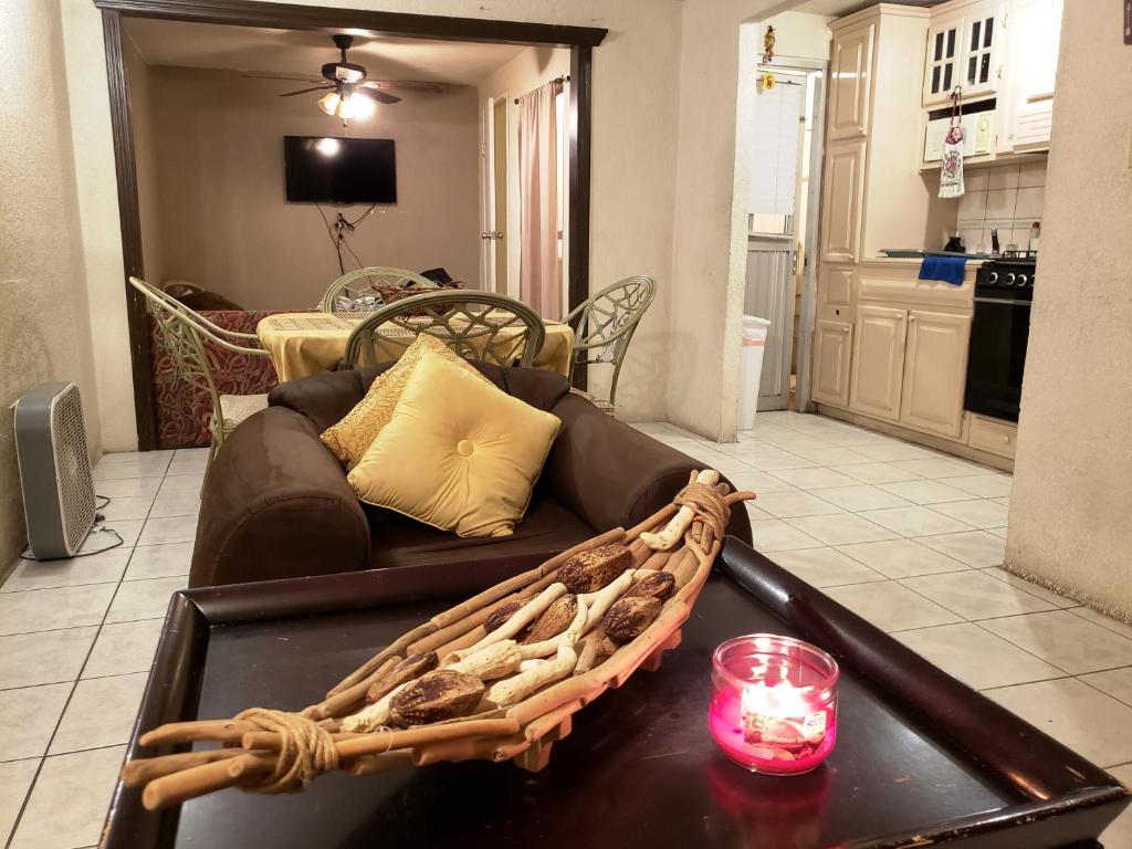 un soggiorno con divano e una candela sul tavolo di OCHOA´S HOUSE a Ensenada