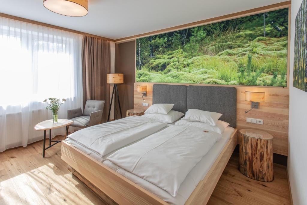 Ein Bett oder Betten in einem Zimmer der Unterkunft Hotel Sole-Felsen-Bad