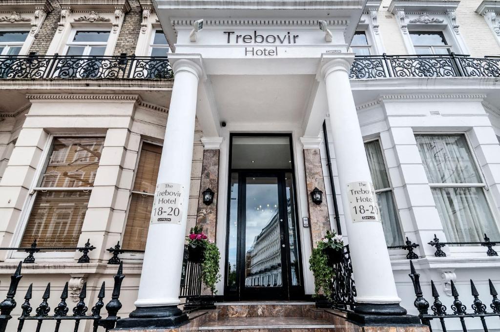 facciata di un edificio con colonne di Trebovir Hotel a Londra