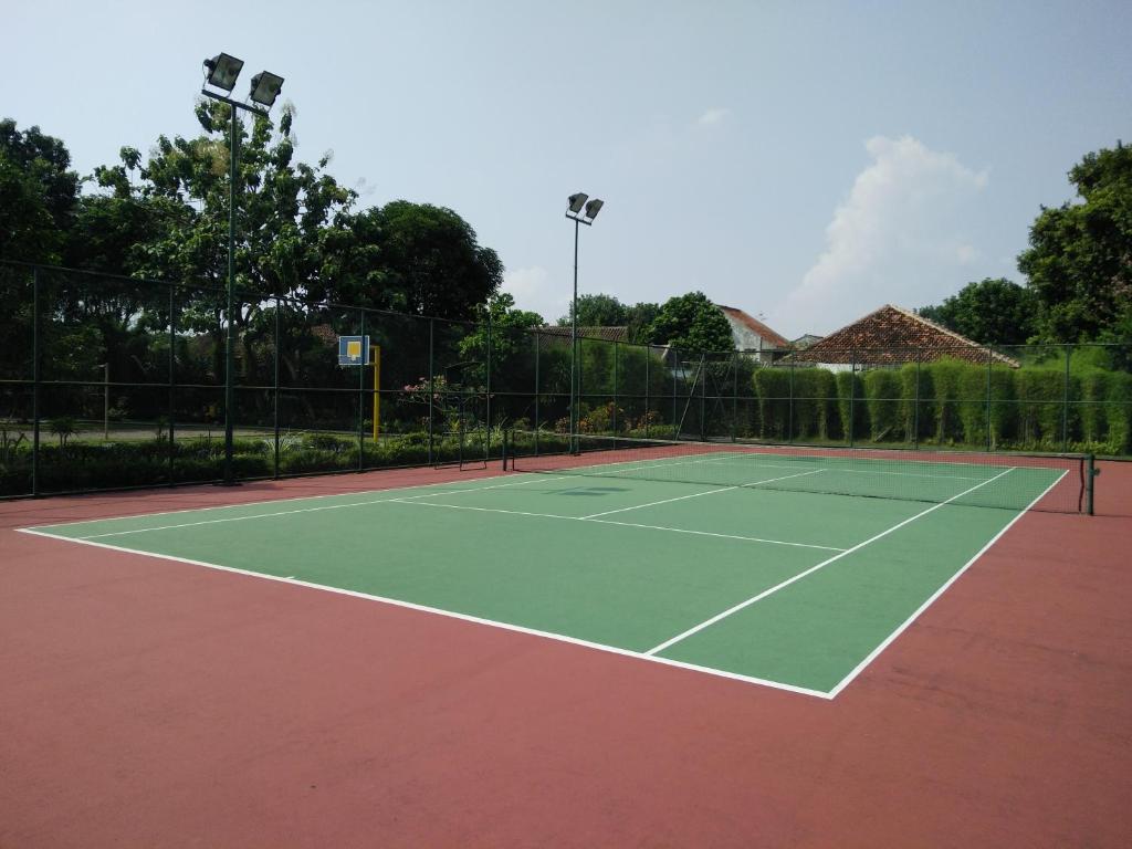 Tenis a/nebo squash v ubytování Loman Park Hotel Yogyakarta nebo okolí