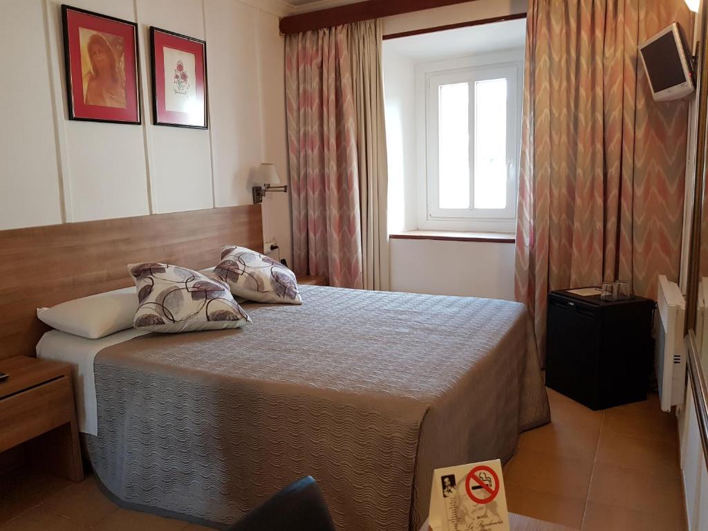 A bed or beds in a room at Hotel La Residencia