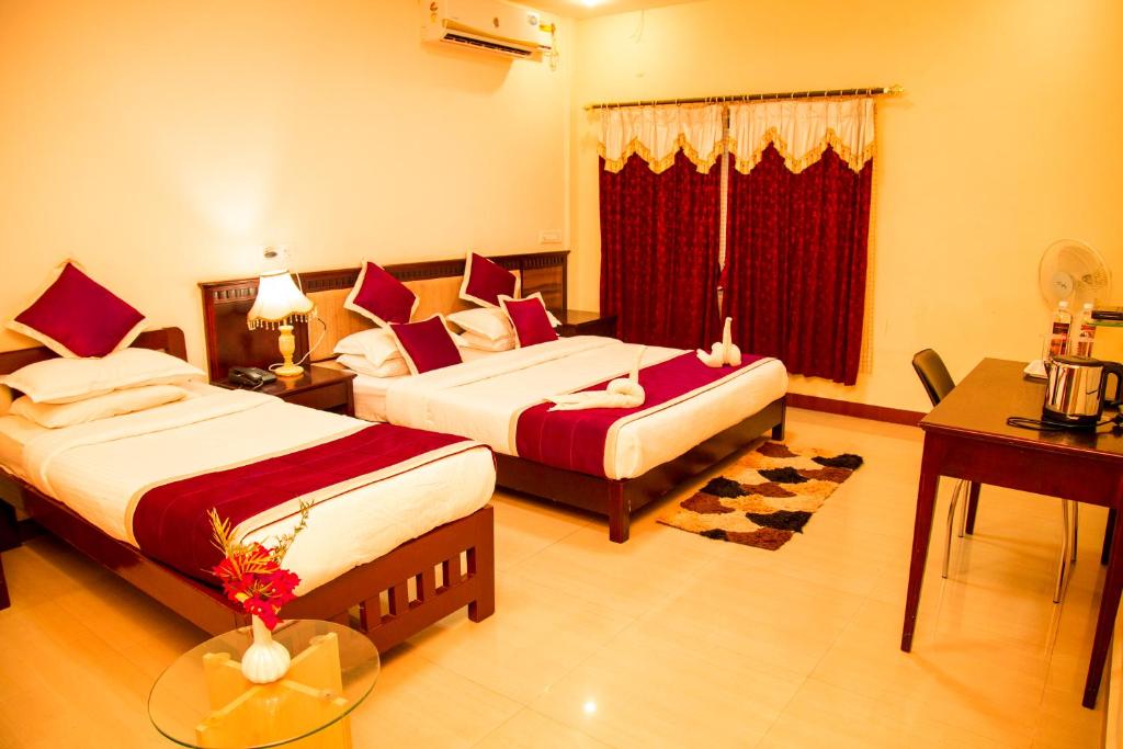 Postel nebo postele na pokoji v ubytování KSTDC Hotel Mayura Chalukya, Badami
