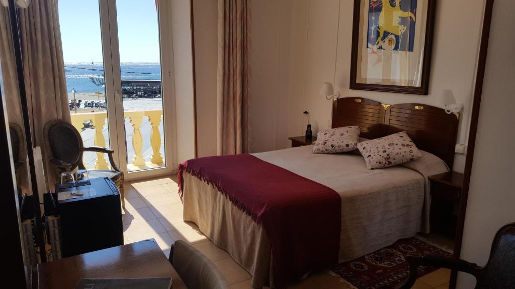 A bed or beds in a room at Hotel La Residencia