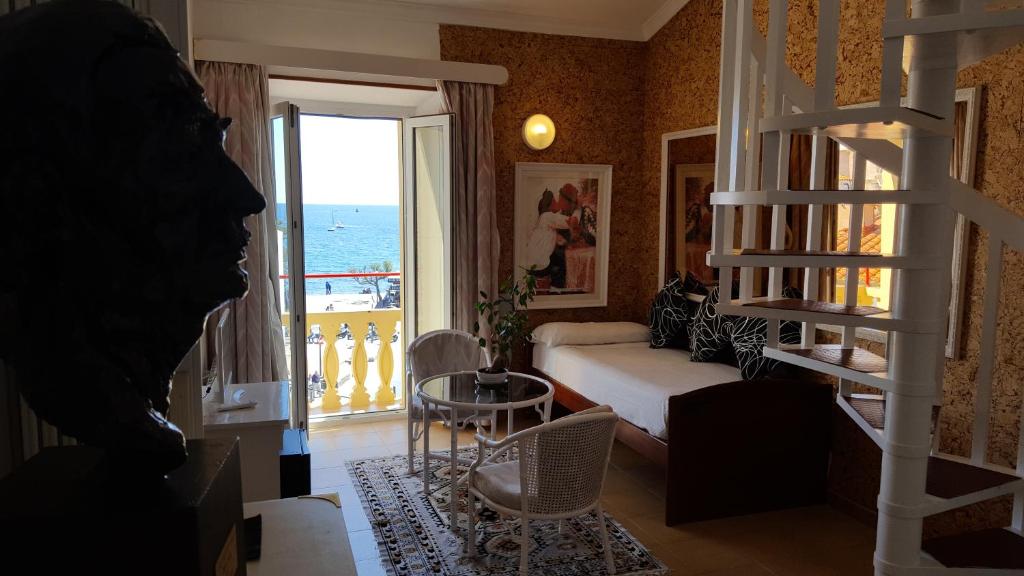 A bed or beds in a room at Hotel La Residencia