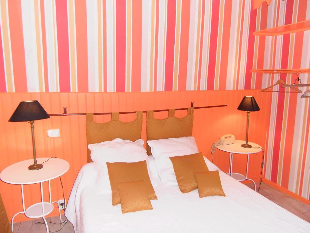 Postel nebo postele na pokoji v ubytování Hôtel des Arceaux