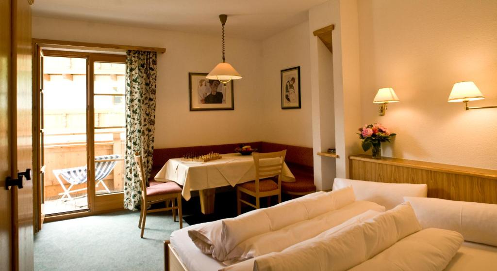 Postel nebo postele na pokoji v ubytování Hotel Lukas