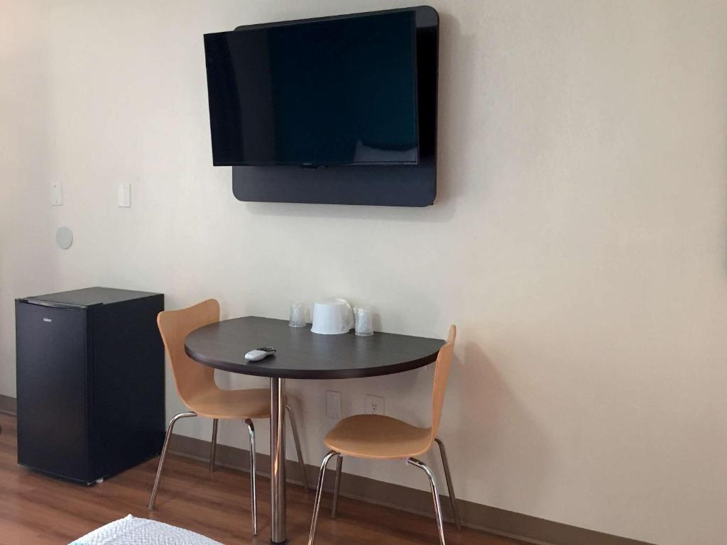 Motel 6-Odessa, TX - 2nd Street - Deluxe Viervoudige Kamer - Niet -roken