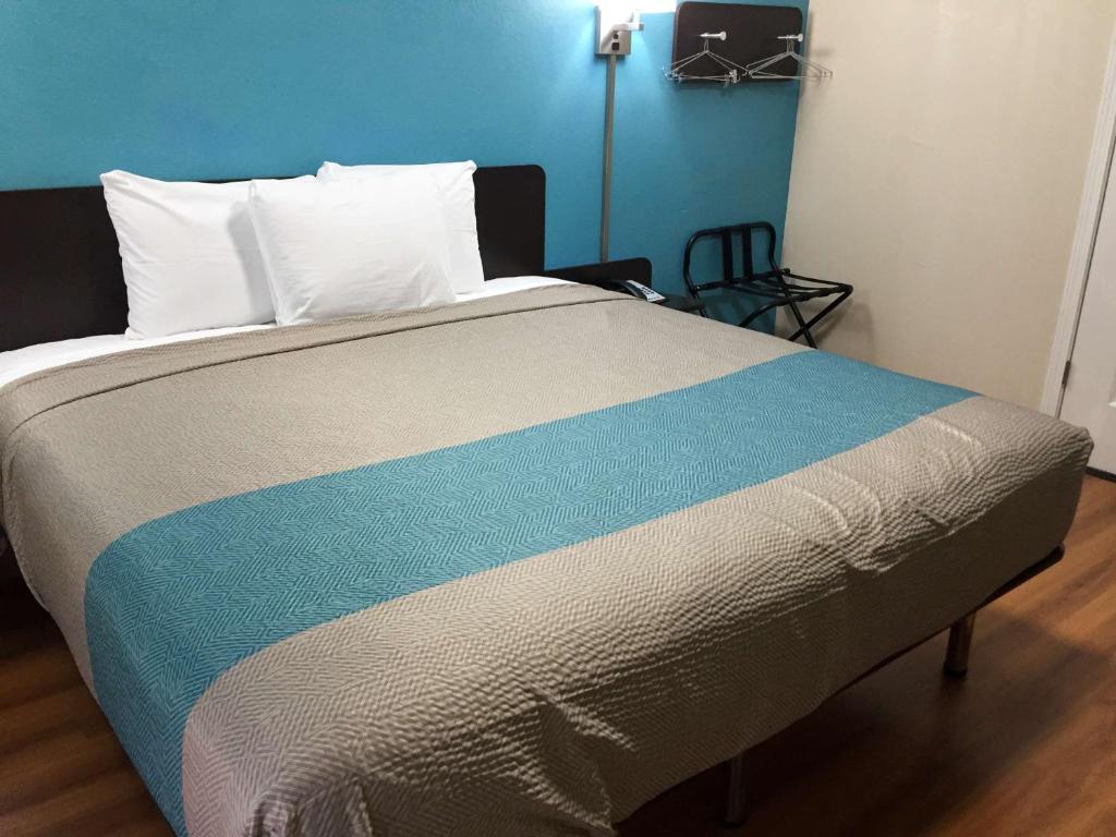 Motel 6-Odessa, TX - 2nd Street - Deluxe King Room - Roken