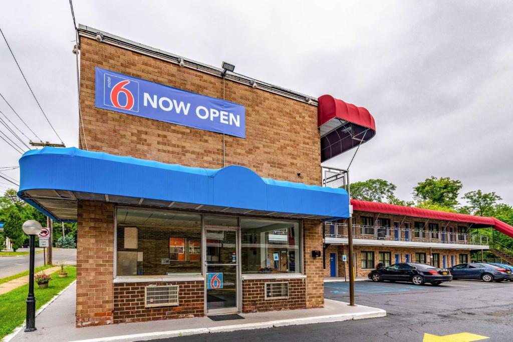 a now open sign on the side of a building w obiekcie Motel 6-Elmsford, NY - White Plains w mieście Elmsford