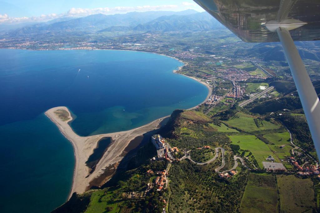 una vista aérea de la costa de un lago en Casa zona mare, en Oliveri