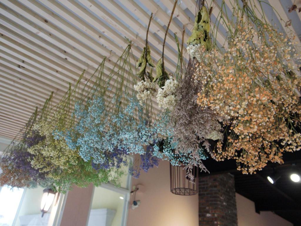 a bunch of flowers hanging from a ceiling at Brulee&#39;s Done in Dongshan