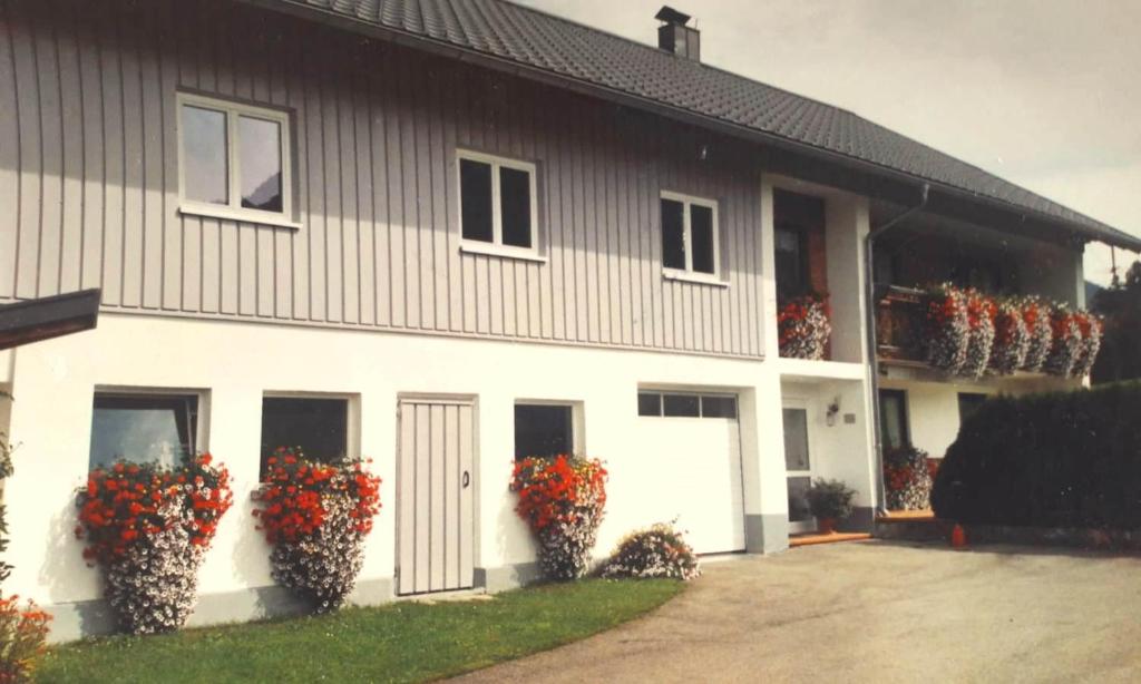 ein Haus mit Blumenkästen an der Seite in der Unterkunft Ferienwohnung Bechter in Hittisau