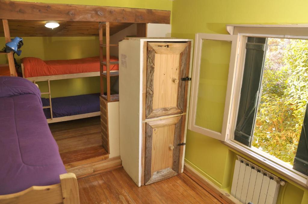 Palanda nebo palandy na pokoji v ubytování HOPA-Home Patagonia Hostel & Bar