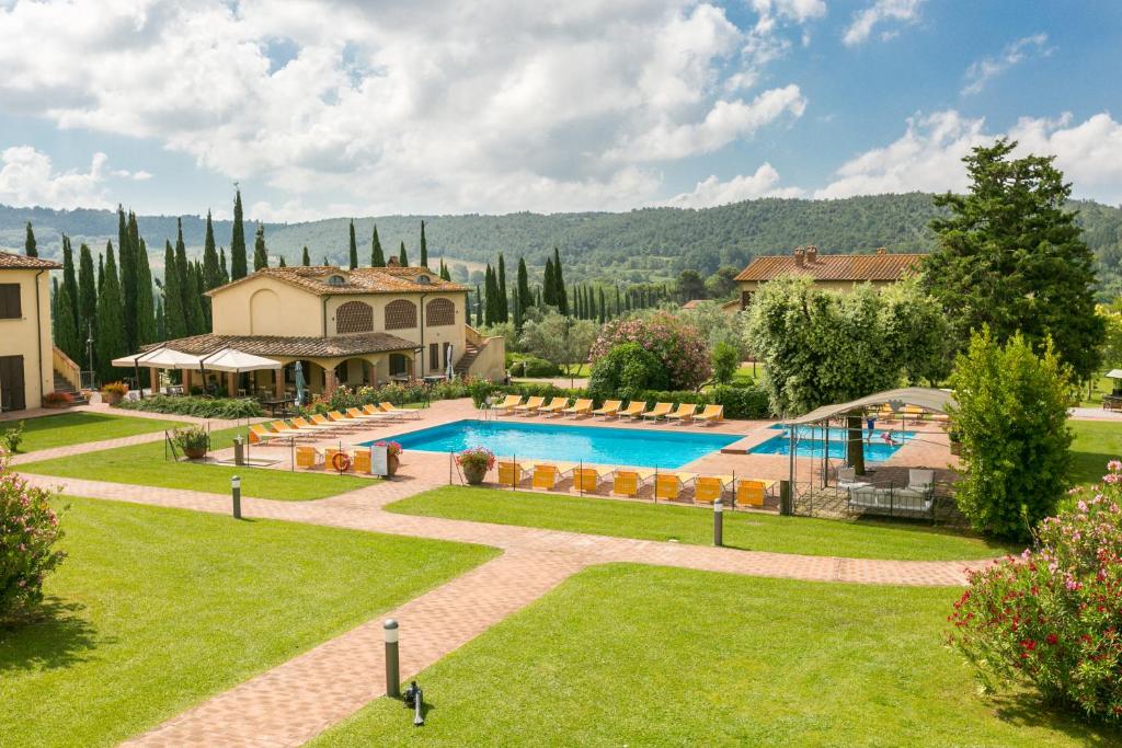 una finca con piscina y una casa en Le Camere del Relais La Pieve Vecchia, en Riparbella