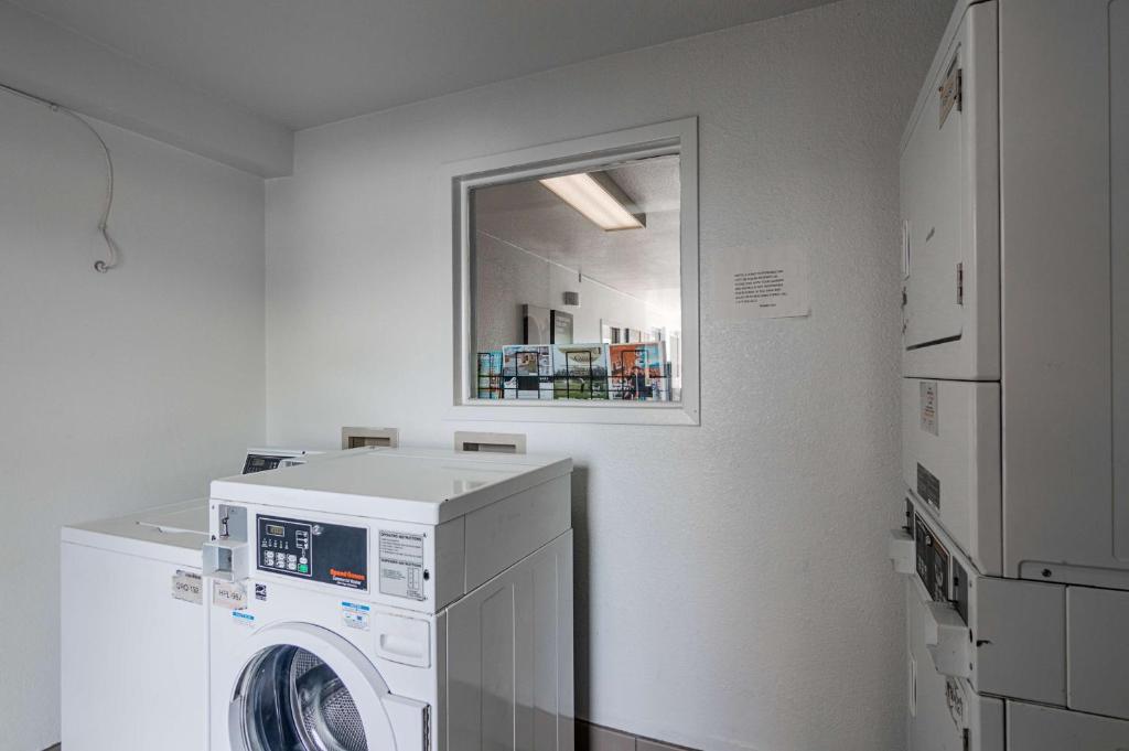 a laundry room with a washer and dryer in it at Motel 6-Ardmore, OK in Ardmore