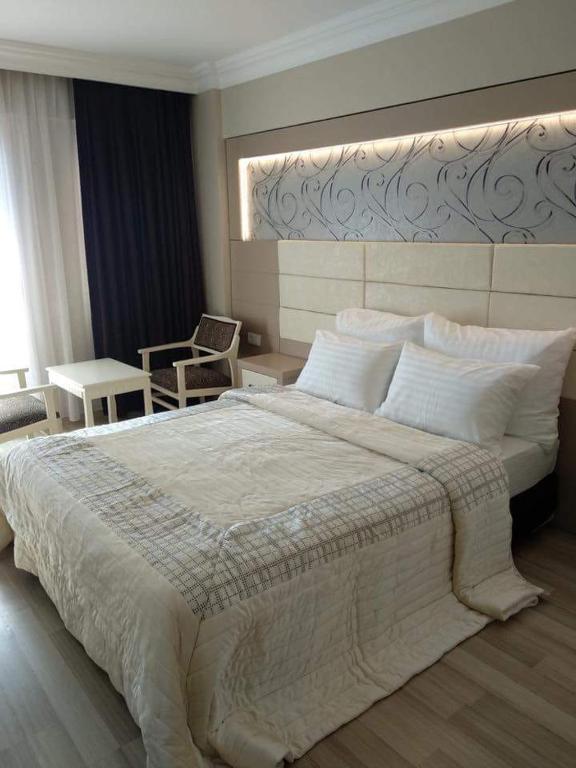 Postel nebo postele na pokoji v ubytování Mendos Garden Exclusive Hotel Fethiye