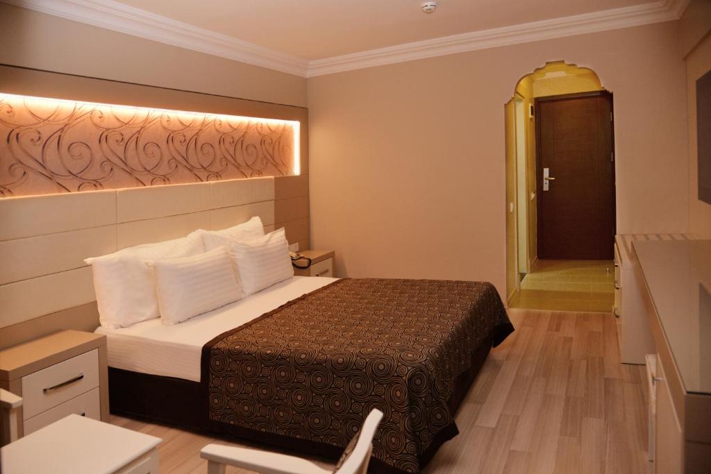 Postel nebo postele na pokoji v ubytování Mendos Garden Exclusive Hotel Fethiye