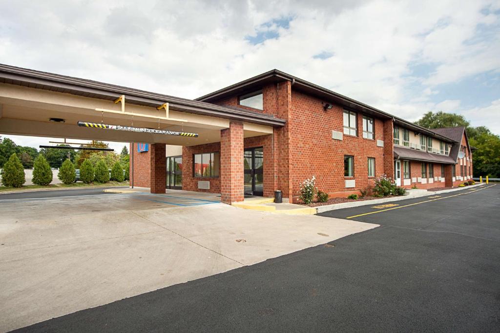 un aparcamiento vacío frente a un edificio en Motel 6-Binghamton, NY, en Binghamton