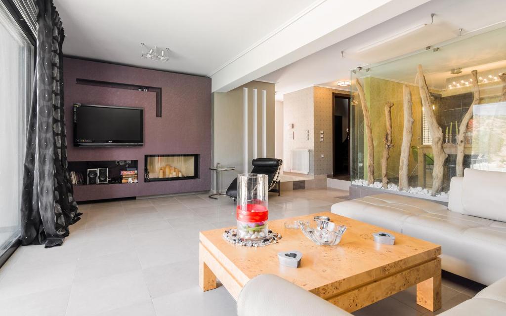 TV a/nebo společenská místnost v ubytování Adam & Eve Villas