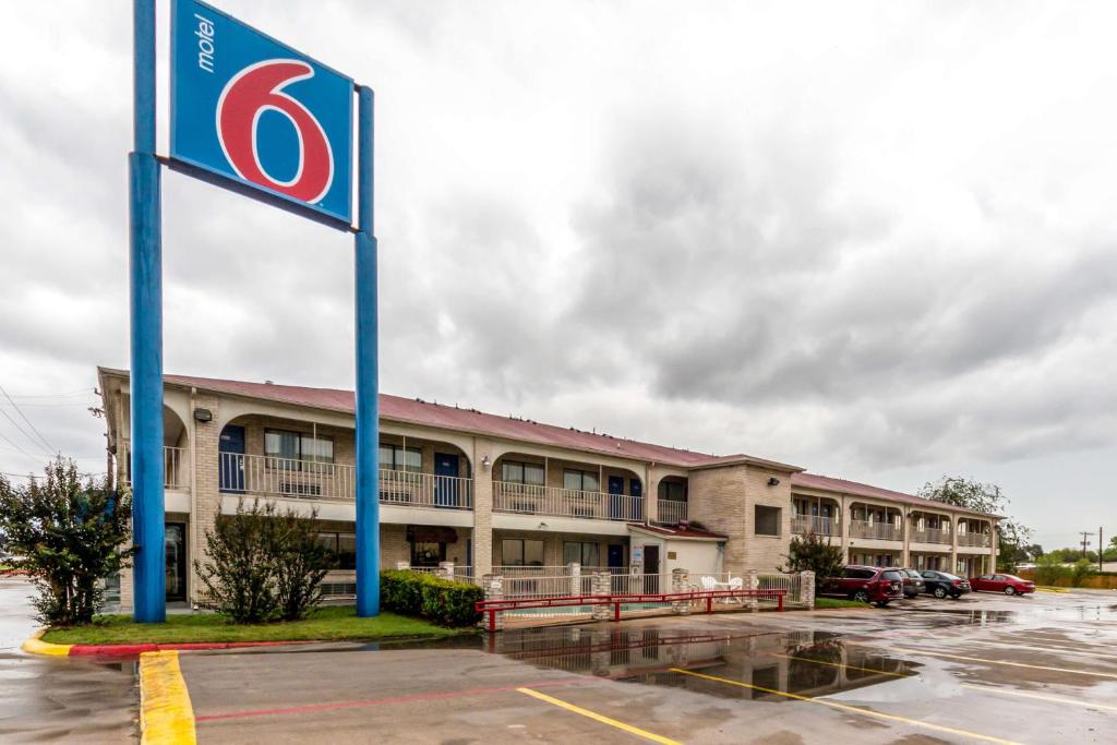 una señal de no estacionamiento frente a un hotel en Motel 6 San Antonio, TX - Frost Bank Center, en San Antonio