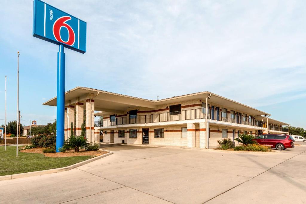 un edificio con una señal delante de él en Motel 6-San Antonio, TX - South WW White Rd, en San Antonio