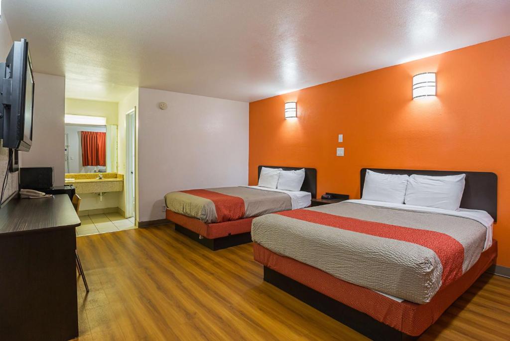 um quarto de hotel com duas camas e uma televisão de ecrã plano em Motel 6-Brinkley, AR em Brinkley
