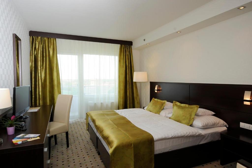 Hunguest Hotel Gyula - Standaard Twin Room Met Balkon- En Kasteelaanzicht