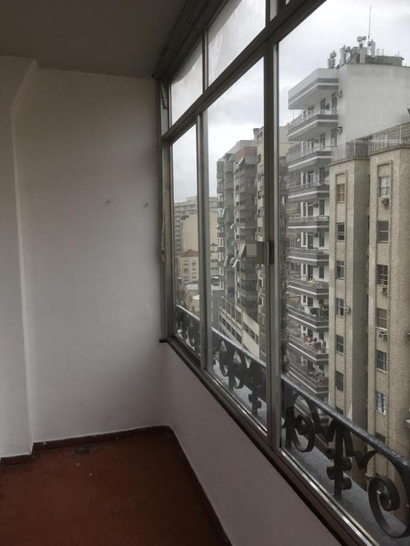 Habitación con ventana y vistas a la ciudad. en Apartamentozonasul, en Río de Janeiro
