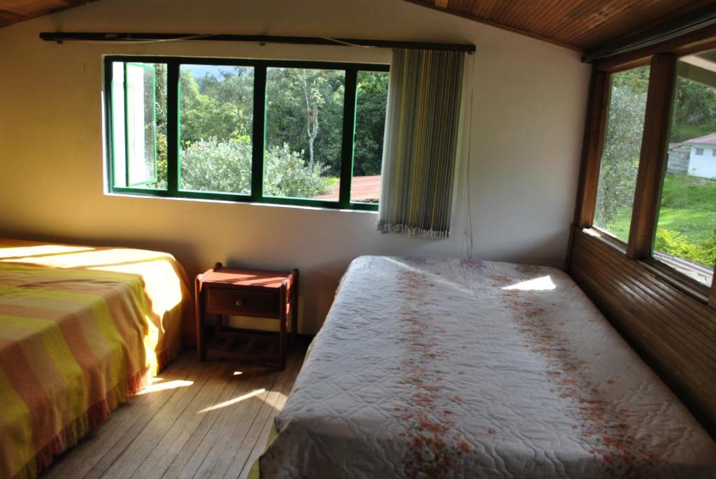 1 dormitorio con cama y ventana en Parque Verde y Agua, en Fusagasuga