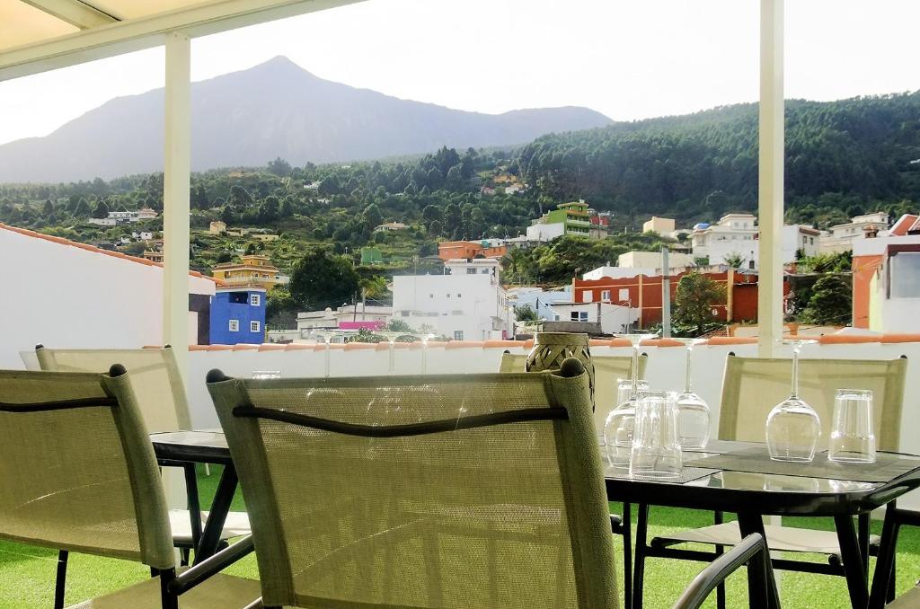 イコー・デ・ロス・ビノスにあるPenthouse El Rincón Iの市街の景色を望むテーブルと椅子