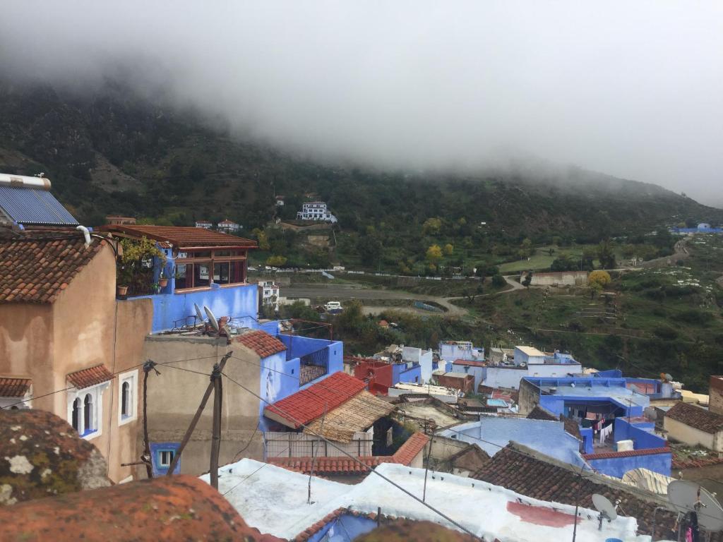 Vista general de una montaña o vista desde la casa de huéspedes