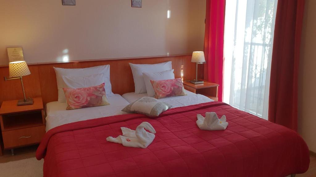 Postel nebo postele na pokoji v ubytování Hotel Isabell Győr