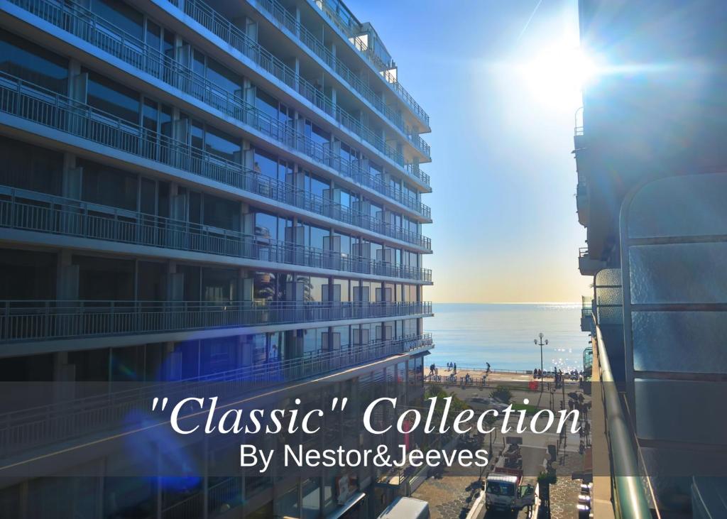 ニースにあるNestor&Jeeves - TROIS PROMENADE - Central - Very close seaの海を背景にした建物