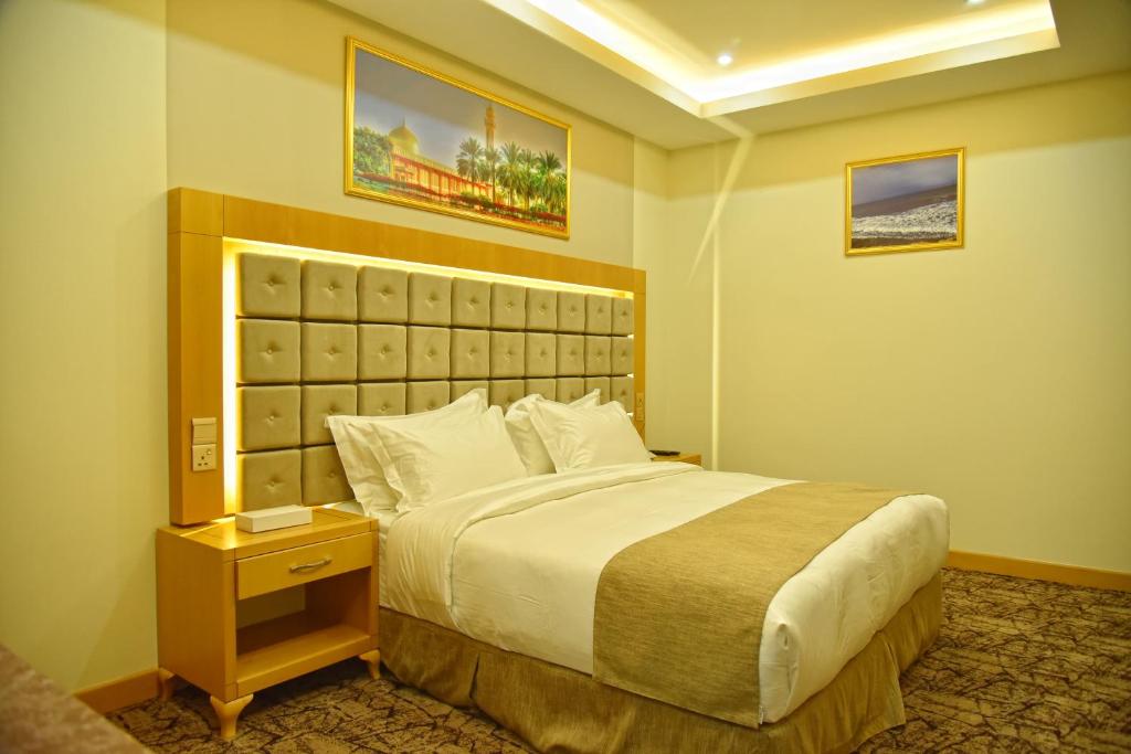 Postel nebo postele na pokoji v ubytování Muscat Plaza Hotel