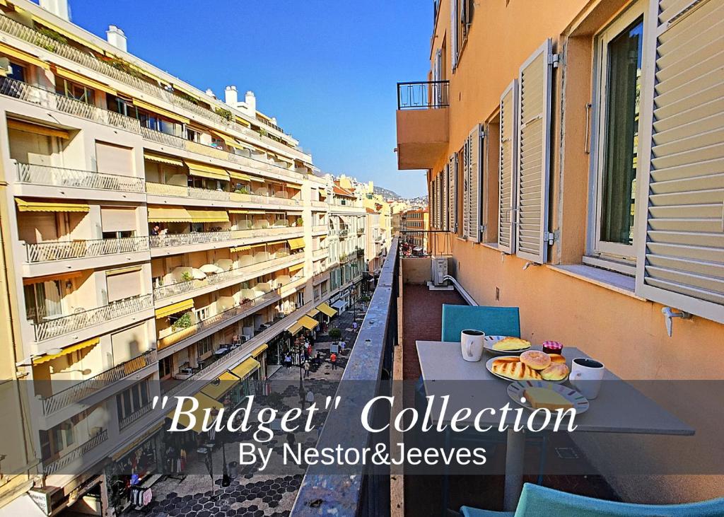 uma varanda de um edifício com uma mesa com comida em Nestor&Jeeves - COTE PIETONNE - Central - By sea - Pedestrian zone em Nice