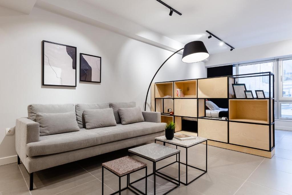 uma sala de estar com um sofá e uma mesa em Ermou str. Elegant Apartments by UPSTREET em Atenas