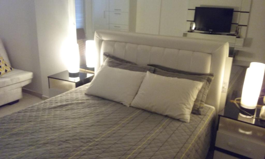 Ліжко або ліжка в номері Lindo Flat no Cavalinho Branco COM PISCINA AQUECIDA A17