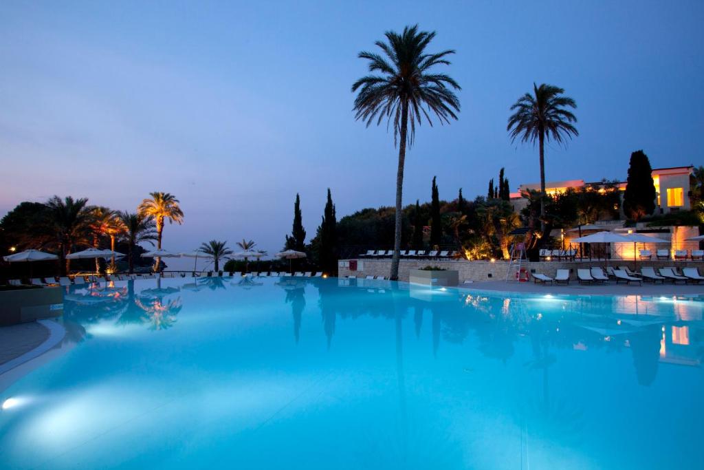 Bazén v ubytování Le Cale D'Otranto Beach Resort nebo v jeho okolí