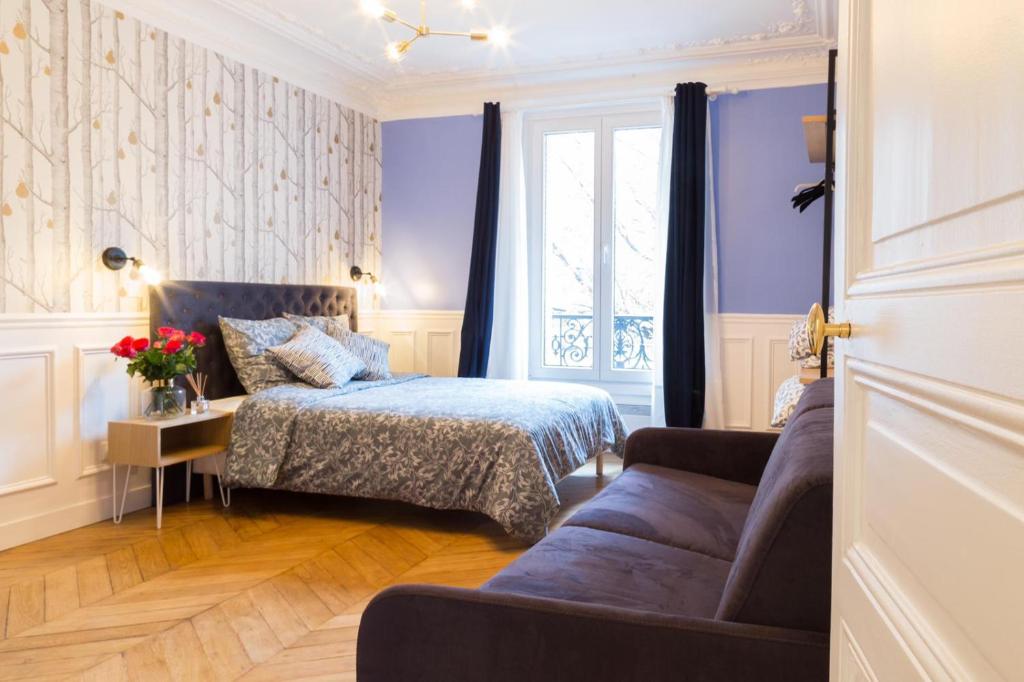 パリにあるRESIDENCE LANCASTERのベッドルーム(ベッド1台、ソファ付)