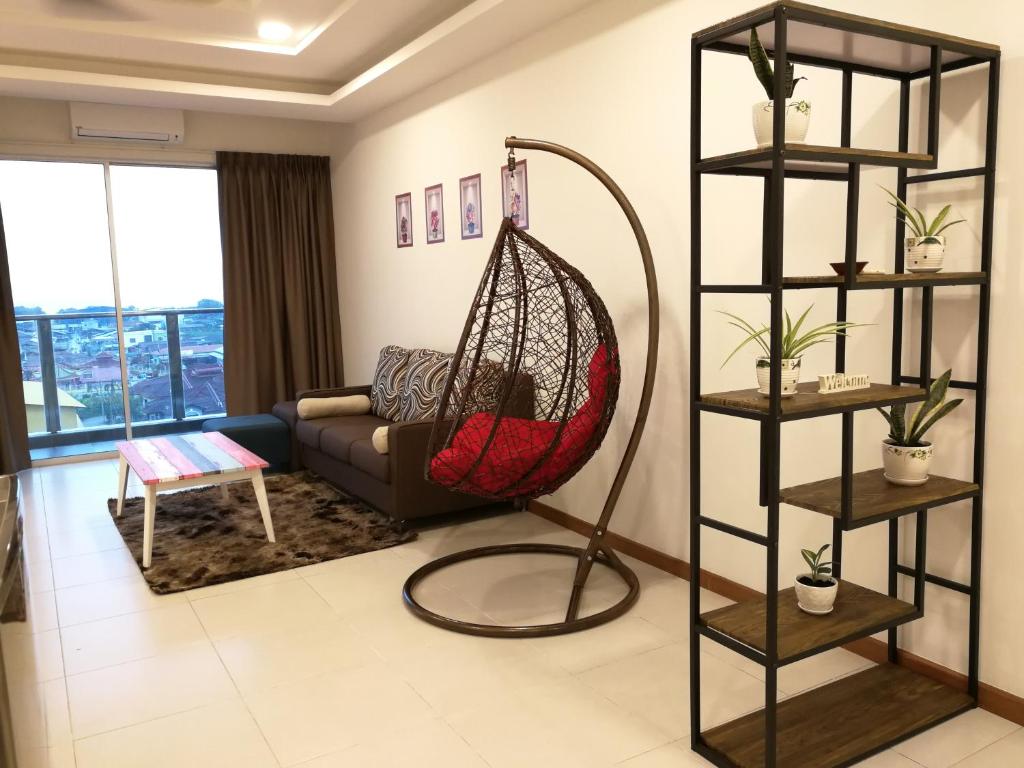 una sala de estar con una hamaca en una habitación en One Residence Sekinchan 适耕庄无敌海景, en Sekinchan