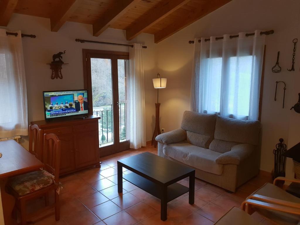 TV a/nebo společenská místnost v ubytování Apartaments Can Bundanci