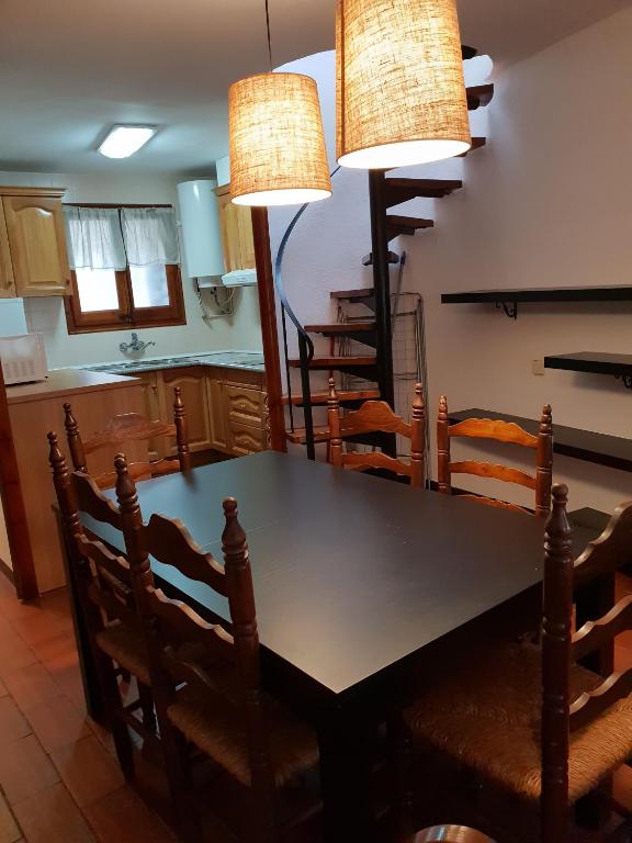 Kuchyň nebo kuchyňský kout v ubytování Apartaments Can Bundanci
