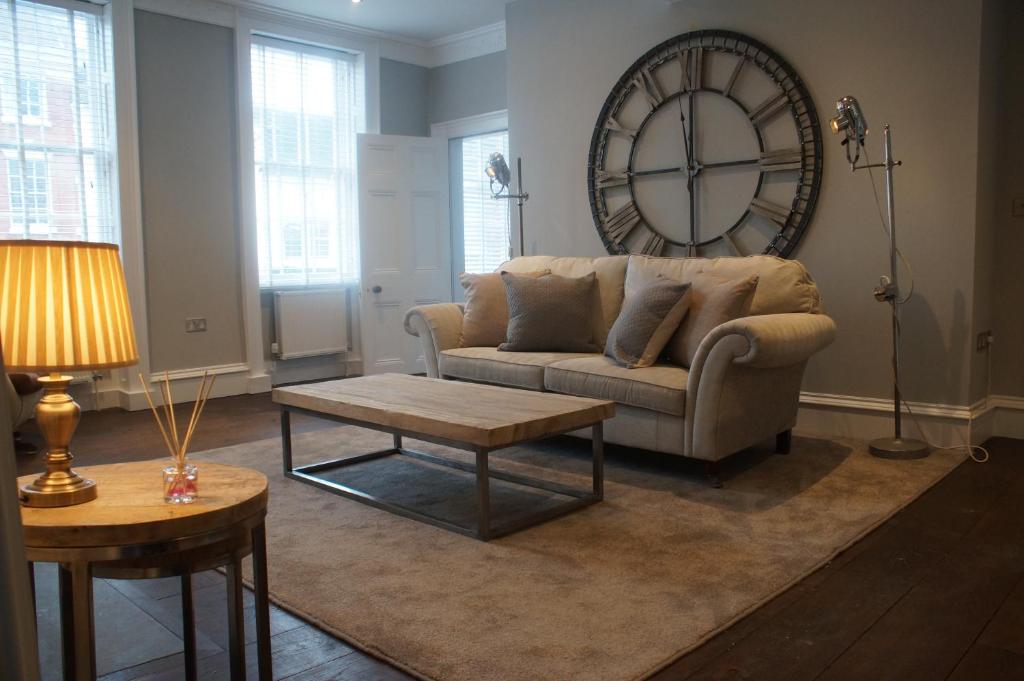 uma sala de estar com um sofá e uma mesa em Bridgnorth B&B em Bridgnorth