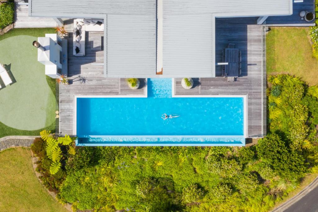 eine Draufsicht auf einen Swimmingpool in einem Haus in der Unterkunft Paroa Bay Winery in Russell