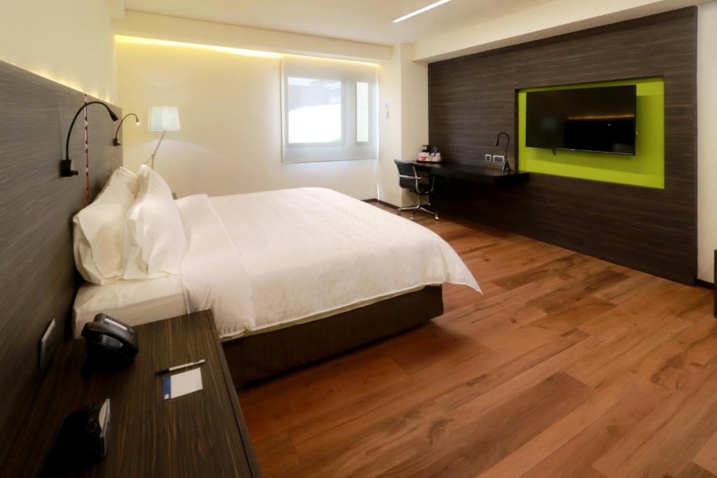 Una cama o camas en una habitación de Holiday Inn Express Mexico Aeropuerto by IHG